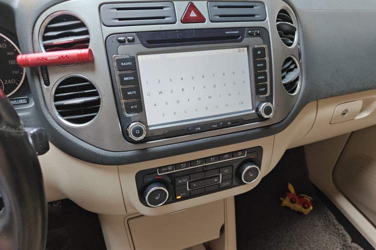 Used Volkswagen Tiguan 2012 1.8TSI Automatic All-Wheel Drive Elite Edition Audio And AC Panel