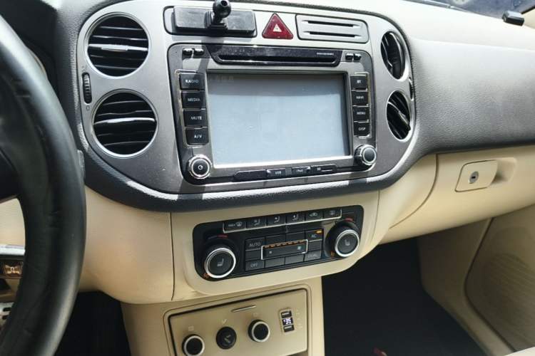 Used Volkswagen Tiguan 2012 1.8TSI Automatic Two-Wheel Drive Elite Edition Audio And AC Panel