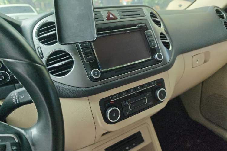 Used Volkswagen Tiguan 2012 2.0 TSI Automatic All-Wheel Drive Flagship Edition Audio And AC Panel