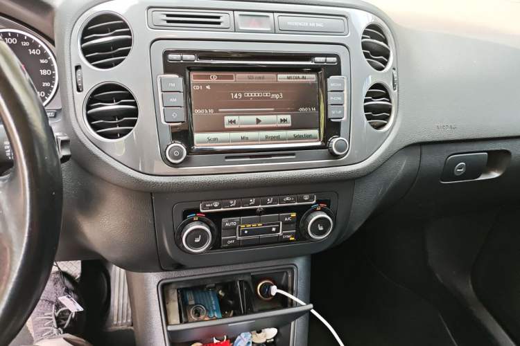 Used Volkswagen Tiguan 2012 2.0 TDI Comfort Edition Audio And AC Panel
