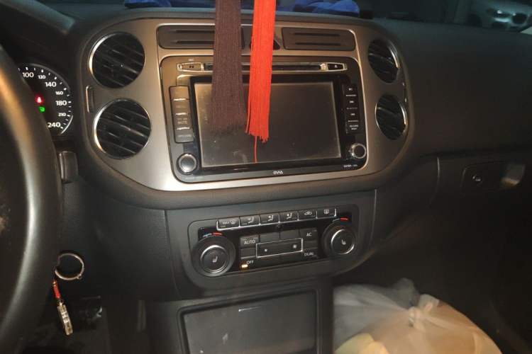 Used Volkswagen Tiguan 2012 1.8TSI Automatic Two-Wheel Drive Elite Edition Audio And AC Panel