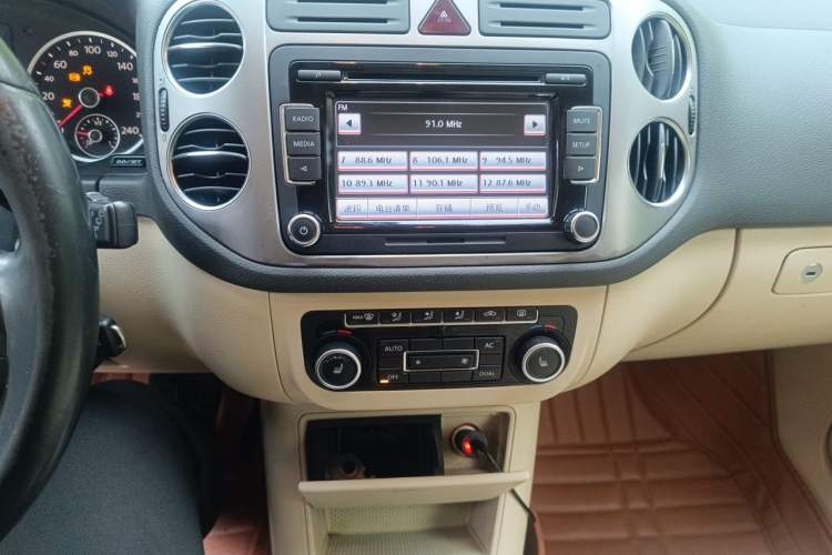 Used Volkswagen Tiguan 2012 1.8TSI Automatic Two-Wheel Drive Elite Edition Audio And AC Panel