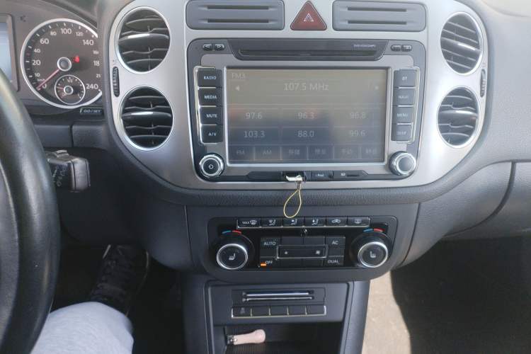 Used Volkswagen Tiguan 2012 2.0 TSI Automatic All-Wheel Drive Elite Edition Audio And AC Panel