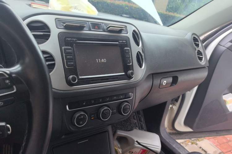 Used Volkswagen Tiguan 2012 1.8TSI Automatic Two-Wheel Drive Elite Edition Audio And AC Panel