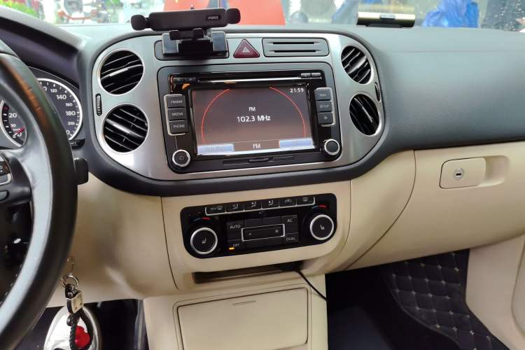 Used Volkswagen Tiguan 2012 1.8TSI Automatic Two-Wheel Drive Elite Edition Audio And AC Panel