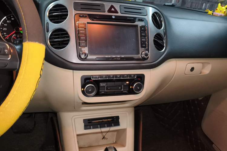 Used Volkswagen Tiguan 2012 2.0 TSI Automatic All-Wheel Drive Elite Edition Audio And AC Panel
