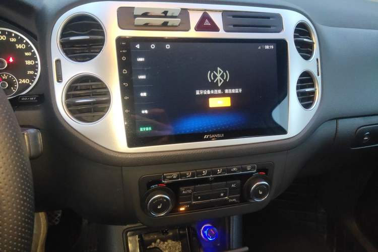 Used Volkswagen Tiguan 2012 1.8TSI Automatic Two-Wheel Drive Elite Edition Audio And AC Panel