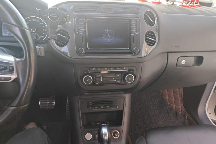 Used Volkswagen Tiguan 2012 2.0 TSI Luxury Edition Audio And AC Panel