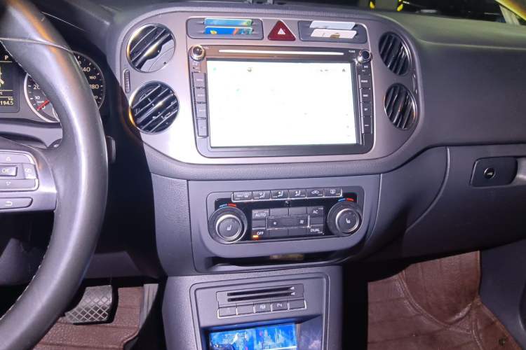 Used Volkswagen Tiguan 2012 2.0 TSI Automatic All-Wheel Drive Flagship Edition Audio And AC Panel
