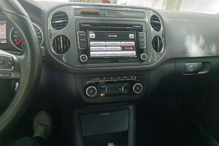 Used Volkswagen Tiguan 2012 2.0 TSI Comfort Edition Audio And AC Panel
