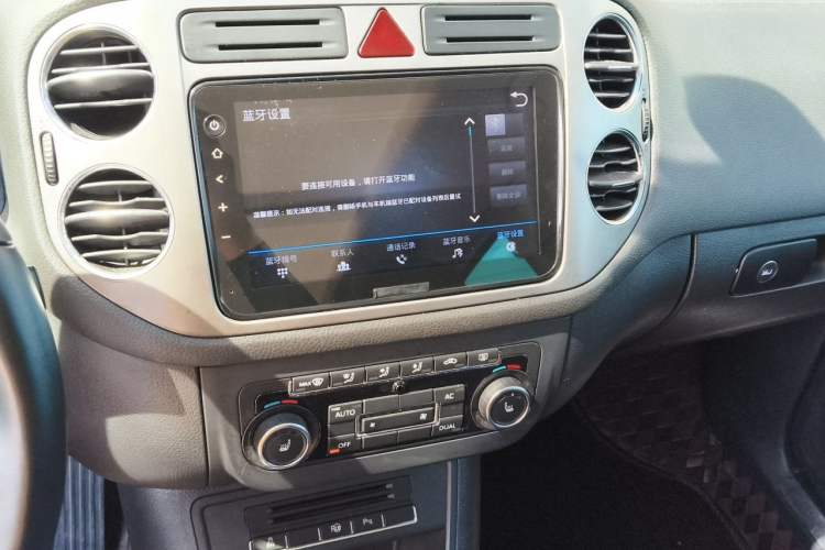 Used Volkswagen Tiguan 2012 2.0 TSI Automatic All-Wheel Drive Flagship Edition Audio And AC Panel