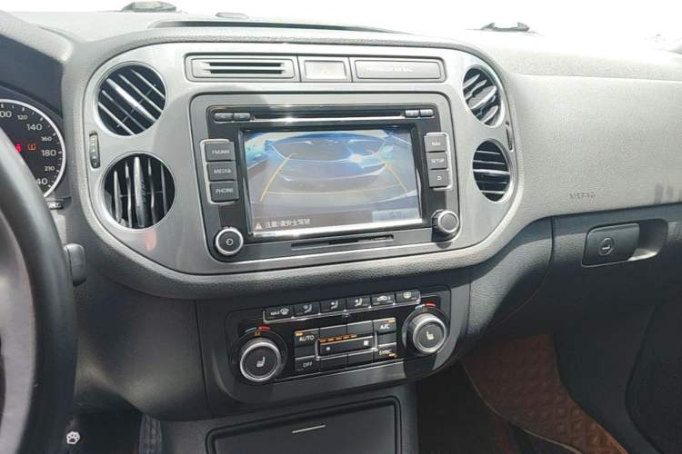 Used Volkswagen Tiguan 2012 2.0 TSI Comfort Edition Audio And AC Panel