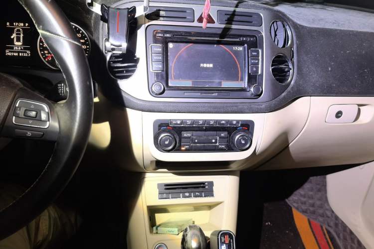 Used Volkswagen Tiguan 2012 2.0 TSI Automatic All-Wheel Drive Flagship Edition Audio And AC Panel