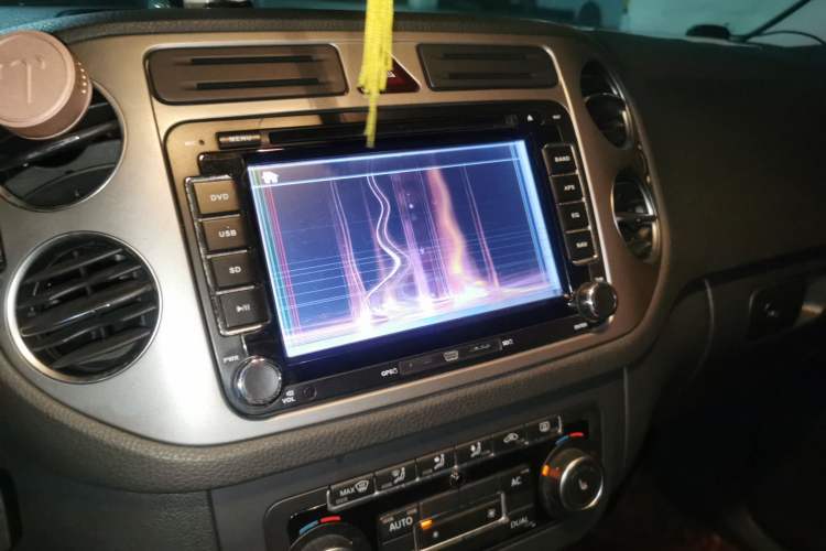 Used Volkswagen Tiguan 2012 1.8TSI Automatic Two-Wheel Drive Elite Edition Audio And AC Panel