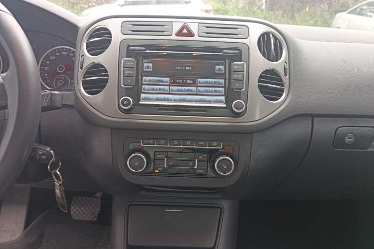 Used Volkswagen Tiguan 2012 1.8TSI Automatic Two-Wheel Drive Elite Edition Audio And AC Panel
