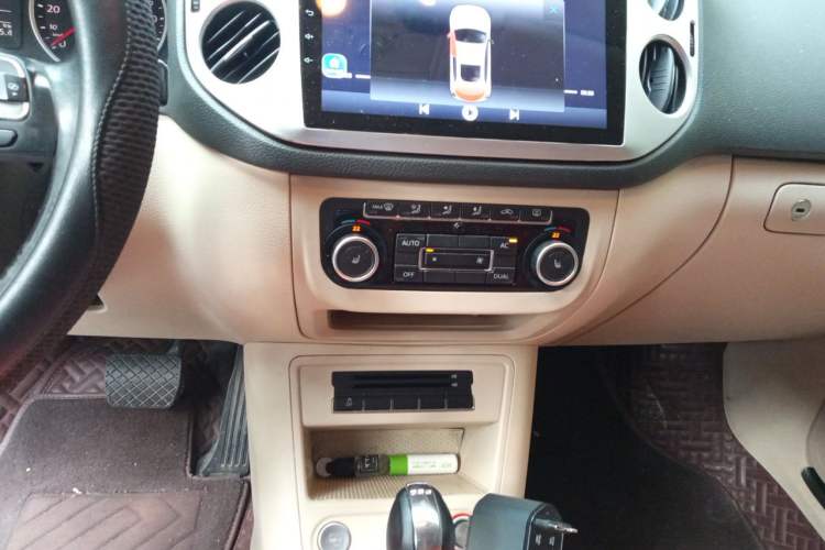 Used Volkswagen Tiguan 2012 2.0 TSI Automatic All-Wheel Drive Elite Edition Audio And AC Panel