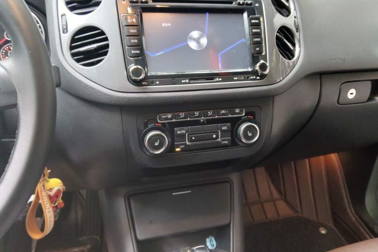 Used Volkswagen Tiguan 2012 2.0 TSI Comfort Edition Audio And AC Panel