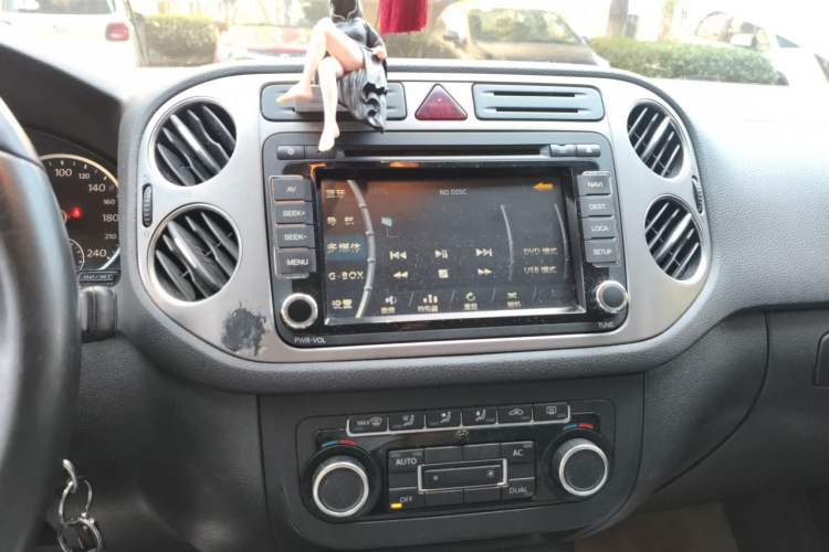 Used Volkswagen Tiguan 2012 1.8TSI Automatic All-Wheel Drive Fashion Edition Audio And AC Panel