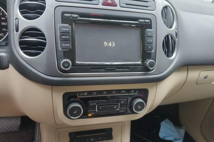 Used Volkswagen Tiguan 2012 2.0 TSI Automatic All-Wheel Drive Flagship Edition Audio And AC Panel