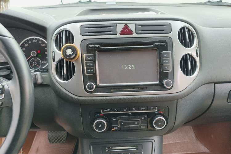 Used Volkswagen Tiguan 2012 2.0 TSI Automatic All-Wheel Drive Flagship Edition Audio And AC Panel
