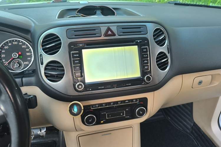 Used Volkswagen Tiguan 2012 1.8TSI Automatic Two-Wheel Drive Elite Edition Audio And AC Panel