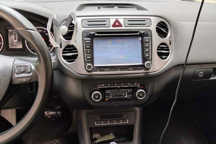 Used Volkswagen Tiguan 2012 1.8TSI Automatic All-Wheel Drive Elite Edition Audio And AC Panel