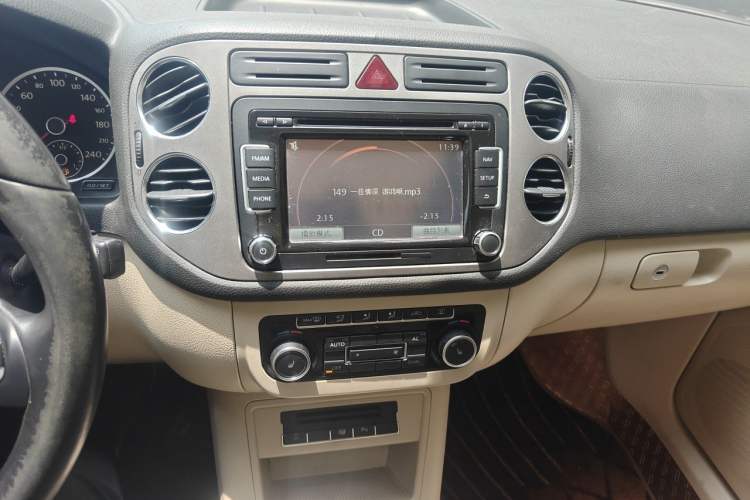 Used Volkswagen Tiguan 2012 2.0 TSI Automatic All-Wheel Drive Flagship Edition Audio And AC Panel