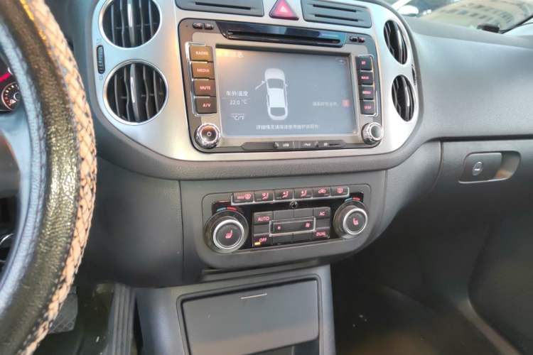 Used Volkswagen Tiguan 2012 1.8TSI Automatic Two-Wheel Drive Elite Edition Audio And AC Panel