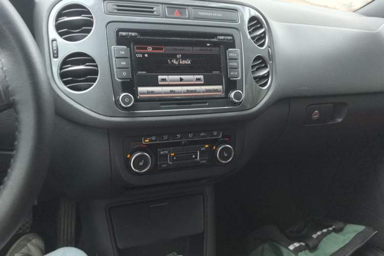 Used Volkswagen Tiguan 2012 2.0 TSI Luxury Edition Audio And AC Panel