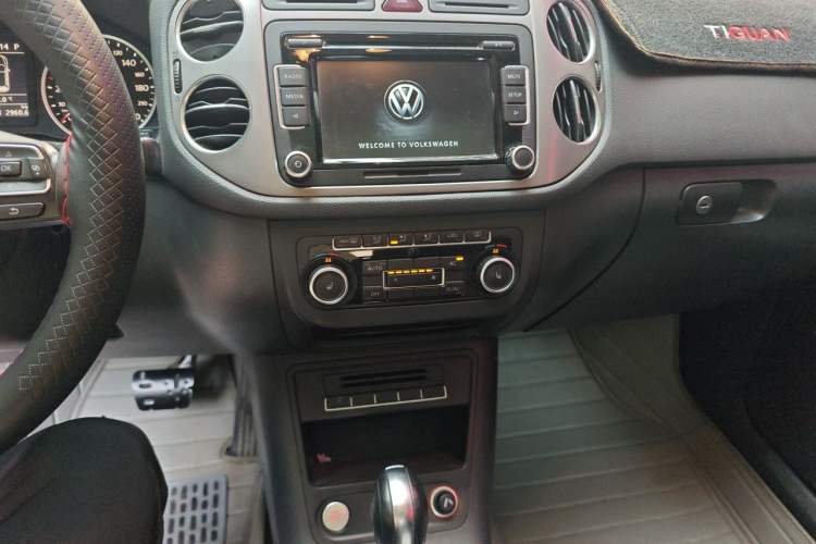 Used Volkswagen Tiguan 2012 2.0 TSI Automatic All-Wheel Drive Elite Edition Audio And AC Panel