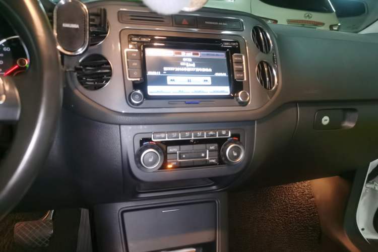 Used Volkswagen Tiguan 2012 2.0 TSI Comfort Edition Audio And AC Panel