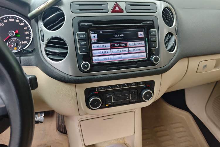 Used Volkswagen Tiguan 2012 1.8TSI Automatic All-Wheel Drive Elite Edition Audio And AC Panel