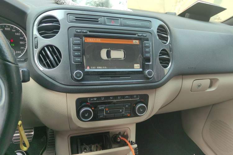 Used Volkswagen Tiguan 2012 2.0 TSI Luxury Edition Audio And AC Panel