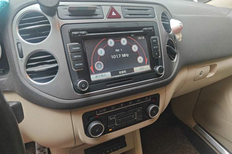 Used Volkswagen Tiguan 2012 2.0 TSI Automatic All-Wheel Drive Flagship Edition Audio And AC Panel