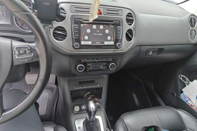 Used Volkswagen Tiguan 2012 2.0 TSI Automatic All-Wheel Drive Elite Edition Audio And AC Panel