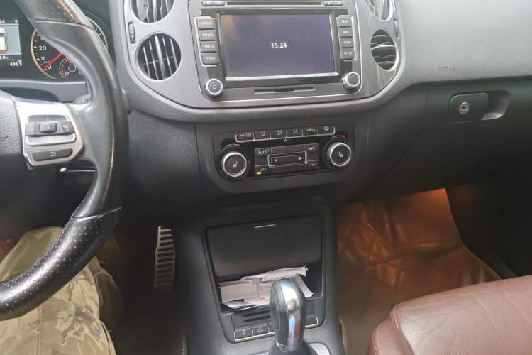Used Volkswagen Tiguan 2012 2.0 TSI Luxury Edition Audio And AC Panel