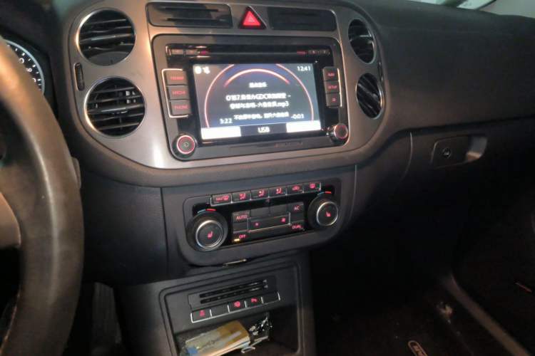 Used Volkswagen Tiguan 2012 2.0 TSI Automatic All-Wheel Drive Flagship Edition Audio And AC Panel