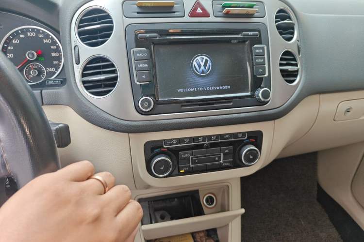 Used Volkswagen Tiguan 2012 1.8TSI Automatic Two-Wheel Drive Elite Edition Audio And AC Panel
