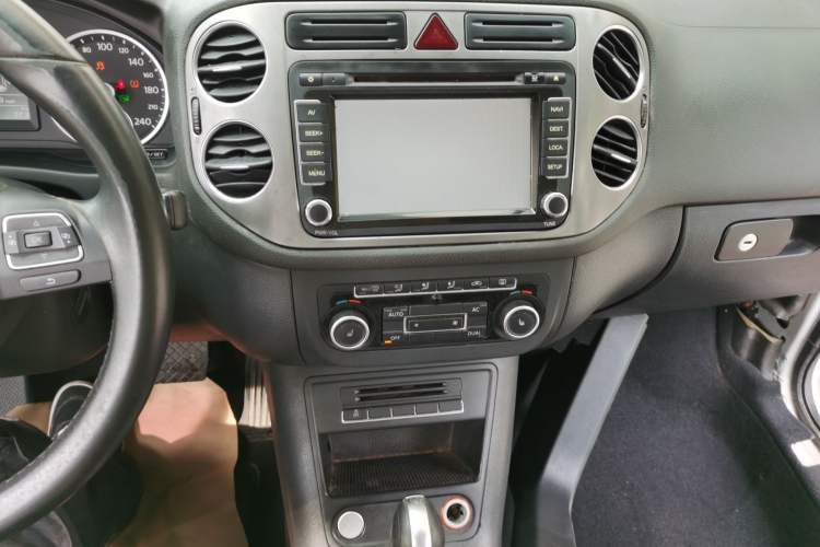 Used Volkswagen Tiguan 2012 2.0 TSI Automatic All-Wheel Drive Elite Edition Audio And AC Panel
