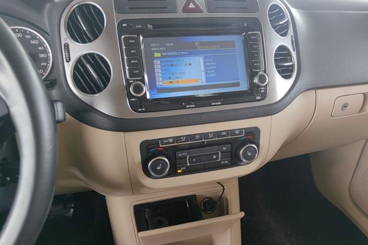Used Volkswagen Tiguan 2012 1.8TSI Automatic All-Wheel Drive Elite Edition Audio And AC Panel