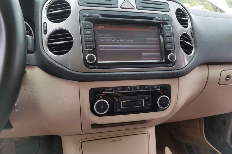 Used Volkswagen Tiguan 2012 1.8TSI Automatic All-Wheel Drive Elite Edition Audio And AC Panel
