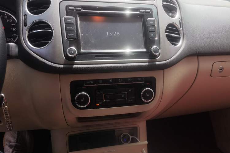 Used Volkswagen Tiguan 2012 1.8TSI Automatic Two-Wheel Drive Zhaoshi Edition Audio And AC Panel
