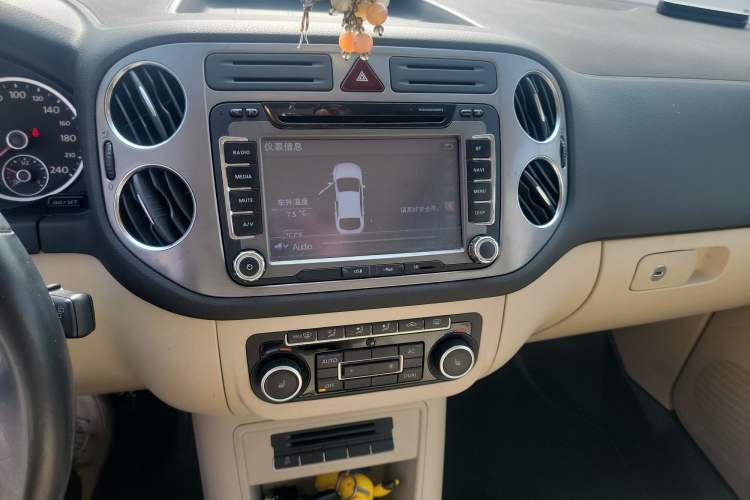 Used Volkswagen Tiguan 2012 2.0 TSI Automatic All-Wheel Drive Elite Edition Audio And AC Panel
