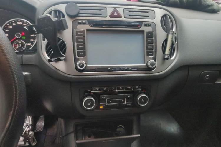 Used Volkswagen Tiguan 2012 1.8TSI Automatic All-Wheel Drive Elite Edition Audio And AC Panel