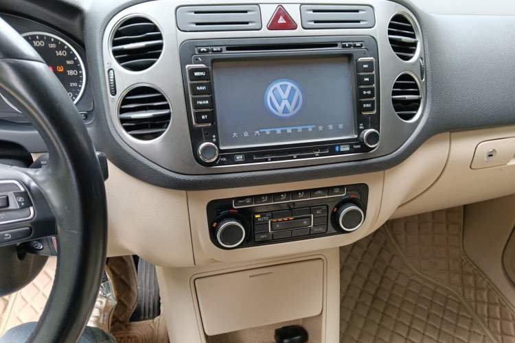 Used Volkswagen Tiguan 2012 1.8TSI Automatic All-Wheel Drive Fashion Edition Audio And AC Panel