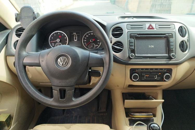 Used Volkswagen Tiguan 2012 1.8TSI Manual Two-Wheel Drive Enjoyment Edition Center Console