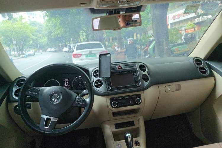 Used Volkswagen Tiguan 2012 2.0 TSI Automatic All-Wheel Drive Flagship Edition Center Console