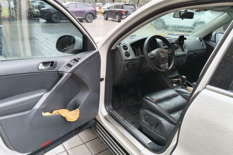 Used Volkswagen Tiguan 2012 2.0 TSI Automatic All-Wheel Drive Elite Edition Driver Seat