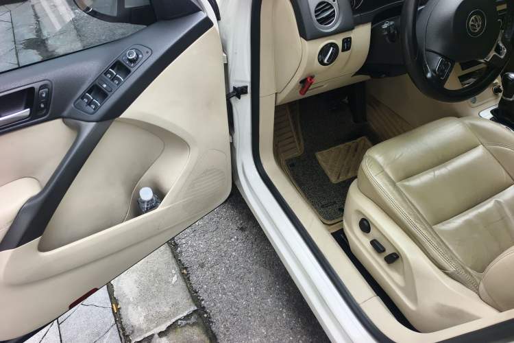 Used Volkswagen Tiguan 2012 2.0 TSI Automatic All-Wheel Drive Elite Edition Driver Seat