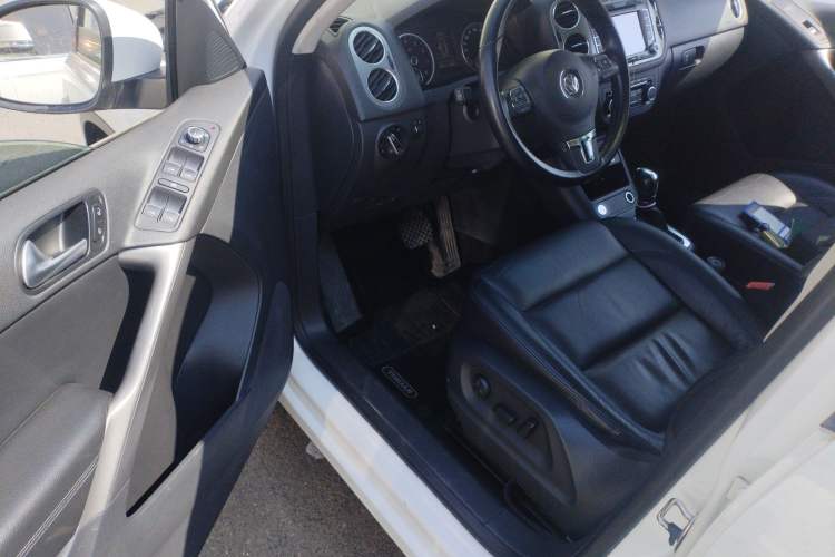 Used Volkswagen Tiguan 2012 2.0 TSI Automatic All-Wheel Drive Elite Edition Driver Seat